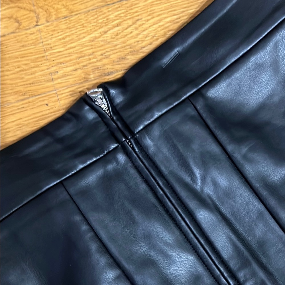Elegant Black Leather Skirt - Picture 6 of 8